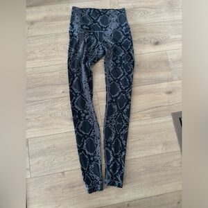 Lululemon Wunder Under Snakeskin Leggings size 6